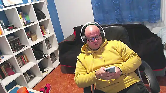 ravingr4d4 online show from December 16, 2025, 9:31 pm