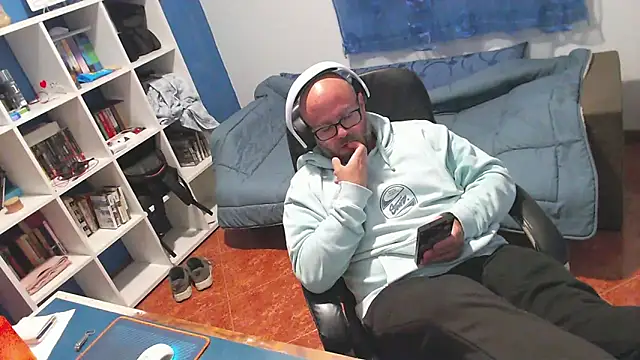 ravingr4d4 online show from April 15, 2026, 10:10 pm