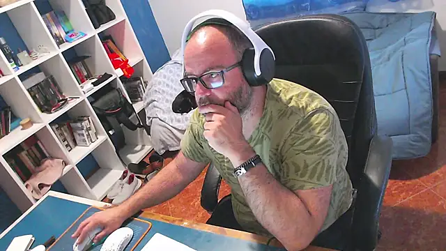 ravingr4d4 online show from May 19, 2026, 7:58 am
