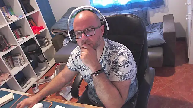 ravingr4d4 online show from May 25, 2026, 9:37 am