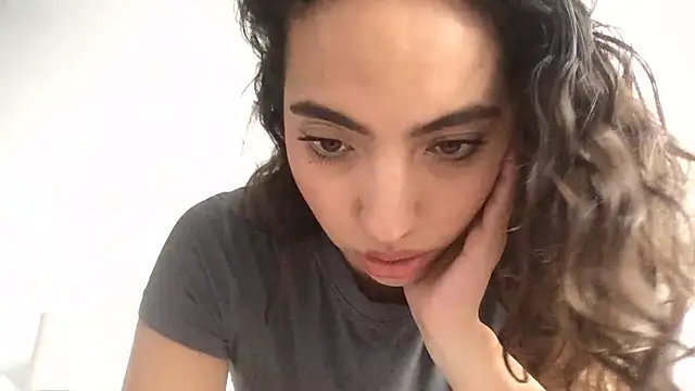 Snapshot of Sophi__a chatting on May 5, 2026, 9:01 pm Sophi a online show from May 5, 2026, 9:01 pm