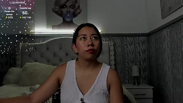 sexylaurita online show from March 27, 2026, 11:21 am