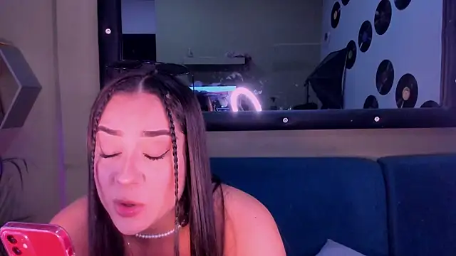 Snapshot of Sussy_Bell01 chatting on December 16, 2024, 7:43 pm Sussy Bell01 online show from December 16, 2024, 7:43 pm