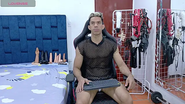 JoseRumbero26 online show from November 5, 2025, 12:32 am