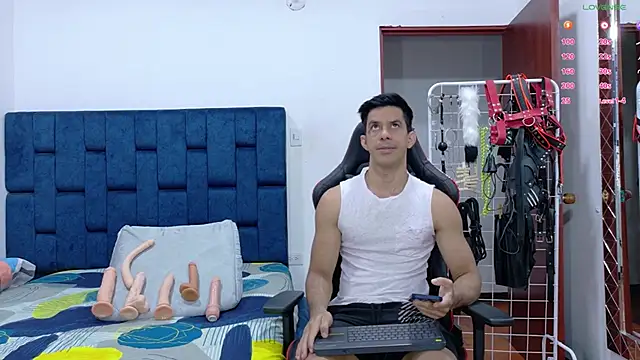 JoseRumbero26 online show from January 13, 2026, 11:43 pm