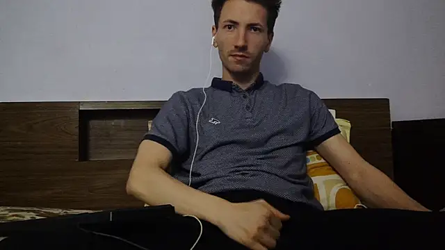  Hocthus  online show from January 5, 2025, 9:57 pm