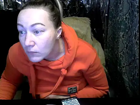 wLESLYMOSw online show from February 10, 2026, 10:19 am