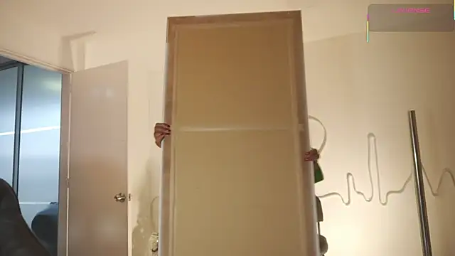 EmmaSanzz  online show from December 19, 2025, 12:01 pm