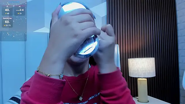 Julietasantos   online show from April 17, 2026, 6:33 pm