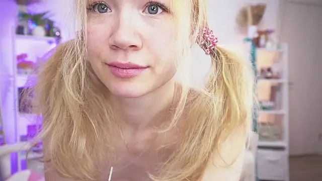 Lily Young online show from December 27, 2024, 8:35 am