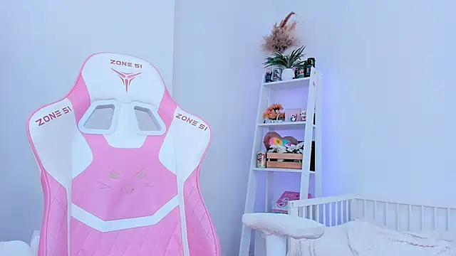 Lily Young online show from March 18, 2025, 6:46 am