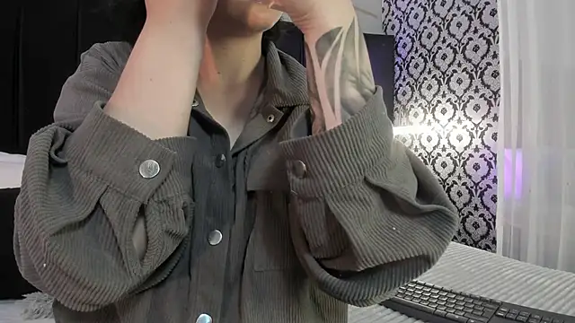 Adeelinee online show from November 18, 2025, 7:40 pm