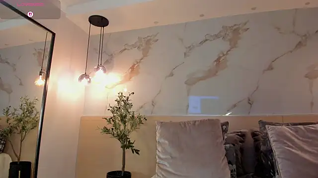 LeaThompson online show from November 25, 2025, 11:05 pm