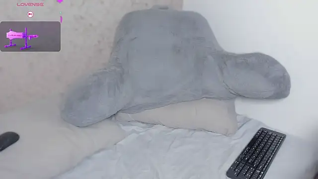 hanna lee02 online show from December 20, 2025, 12:12 pm