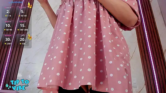 tamarafoxy  online show from March 13, 2026, 1:40 pm