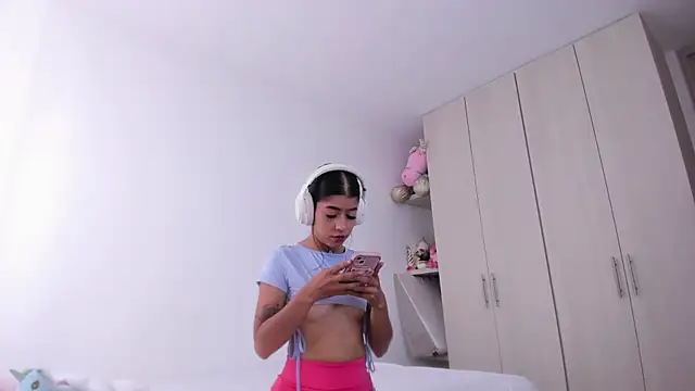 analia collins online show from September 19, 2025, 2:07 pm