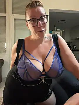 Snapshot of darkmoonsubmissive chatting on June 25, 2026, 8:13 pm darkmoonsubmissive online show from June 25, 2026, 8:13 pm