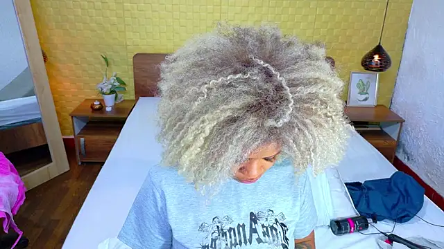 Squirter pussybomb online show from December 18, 2024, 2:42 am