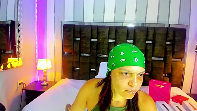 Snapshot of KatteMoss chatting on May 17, 2026, 8:05 pm KatteMoss online show from May 17, 2026, 8:05 pm