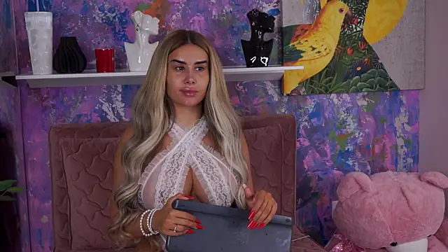 EvaZane online show from September 18, 2025, 5:26 pm