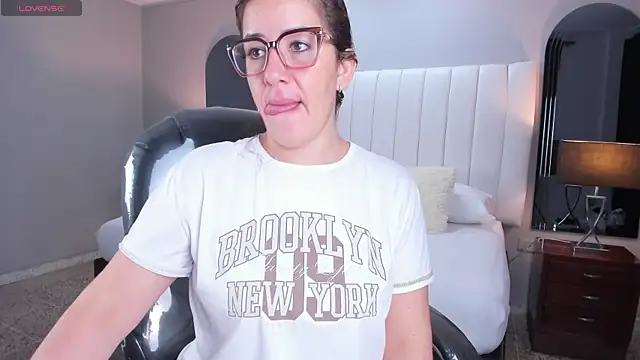 Snapshot of vanity_sex chatting on October 31, 2025, 11:44 am vanity sex online show from October 31, 2025, 11:44 am