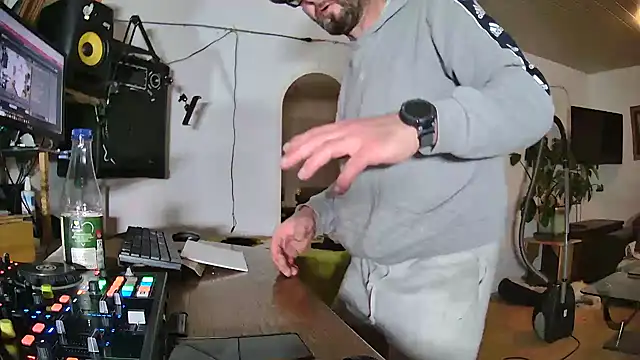 Snapshot of rosaeichel chatting on February 6, 2026, 11:19 pm rosaeichel online show from February 6, 2026, 11:19 pm