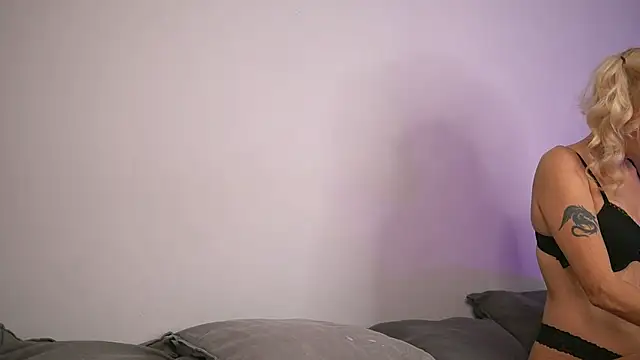 Snapshot of BritneyHudson chatting on October 20, 2025, 3:40 am BritneyHudson online show from October 20, 2025, 3:40 am