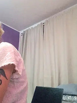 Snapshot of BritneyHudson chatting on December 2, 2025, 5:19 pm BritneyHudson online show from December 2, 2025, 5:19 pm