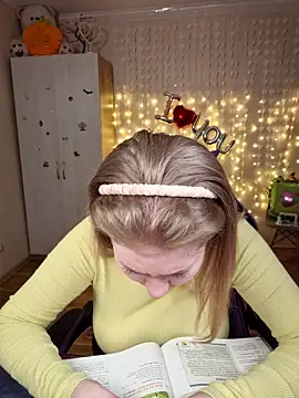 D0nna  online show from March 10, 2026, 9:53 pm