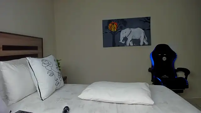 Renee-18 online show from September 22, 2025, 3:52 am