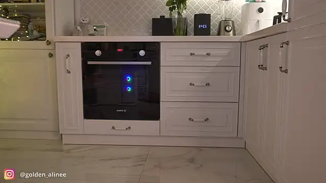 Golden Aline online show from December 16, 2024, 7:43 pm