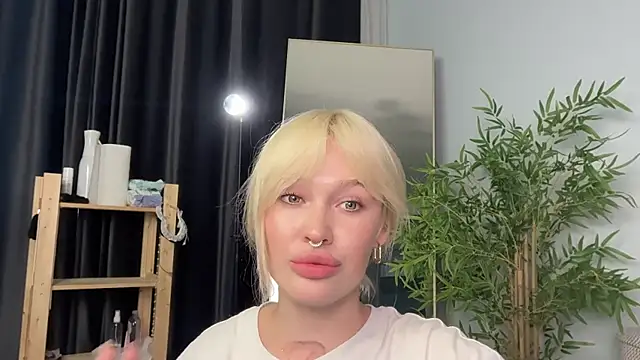 Snapshot of Golden_Aline chatting on July 23, 2026, 4:05 pm Golden Aline online show from July 23, 2026, 4:05 pm