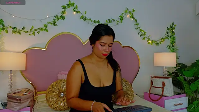 EmmaCrush online show from November 6, 2025, 9:05 pm