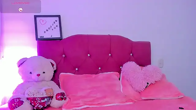 LucianaTomson online show from January 5, 2026, 10:57 pm