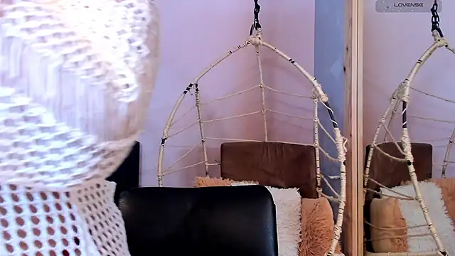  alaiasmile  online show from November 18, 2025, 4:33 pm