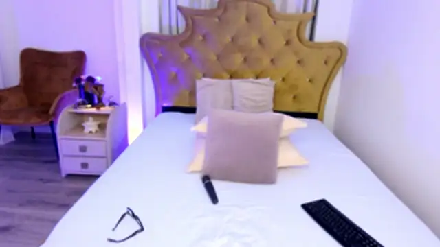 LisaRaee online show from February 24, 2025, 6:15 pm