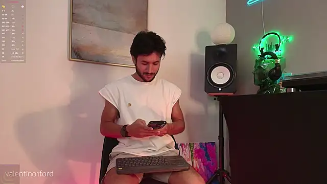 Snapshot of Valentinoford chatting on May 19, 2026, 10:27 pm Valentinoford online show from May 19, 2026, 10:27 pm