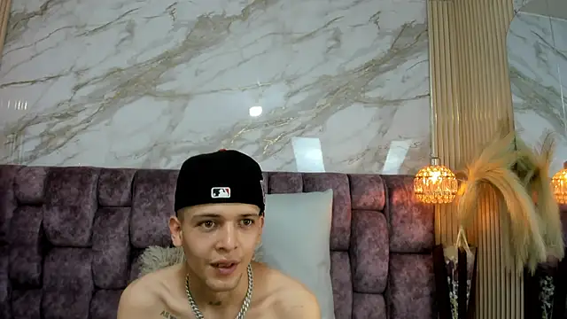 kendalltaylorr online show from April 10, 2026, 3:01 am