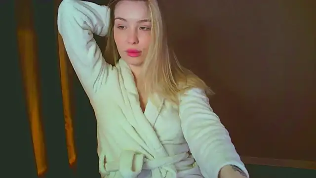 mia raspberrie online show from December 8, 2024, 8:15 pm