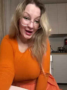 Teya moon  online show from November 17, 2025, 4:46 pm