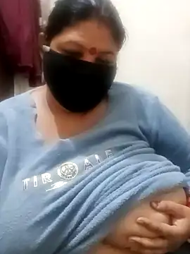 Snapshot of Shoni__ chatting on December 11, 2024, 5:48 pm Shoni online show from December 11, 2024, 5:48 pm