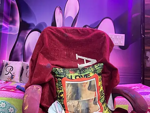 Royal girl 1 online show from March 13, 2025, 7:28 pm