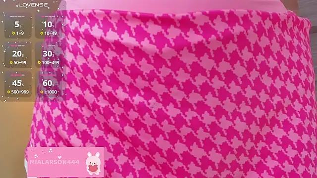 LARSONMIA online show from November 4, 2025, 12:15 pm