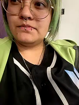 lucky-leah online show from September 19, 2025, 3:52 am