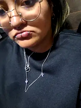 lucky-leah online show from December 4, 2025, 4:11 am