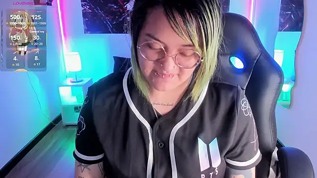 lucky-leah online show from December 19, 2025, 3:35 am