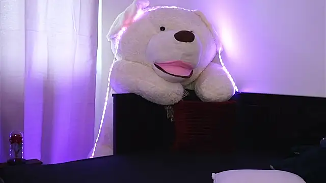 ivyleague  online show from April 21, 2026, 3:39 pm