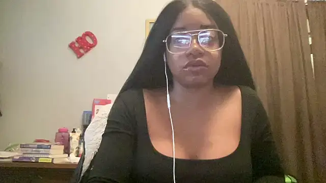 Snapshot of MommyConfident chatting on September 30, 2025, 1:05 pm MommyConfident online show from September 30, 2025, 1:05 pm