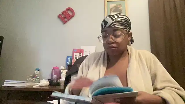 MommyConfident online show from October 28, 2025, 1:03 pm