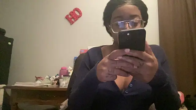 MommyConfident online show from November 30, 2025, 8:24 pm